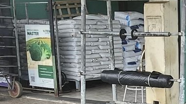 Sacos de adubo e substrato no estoque da loja