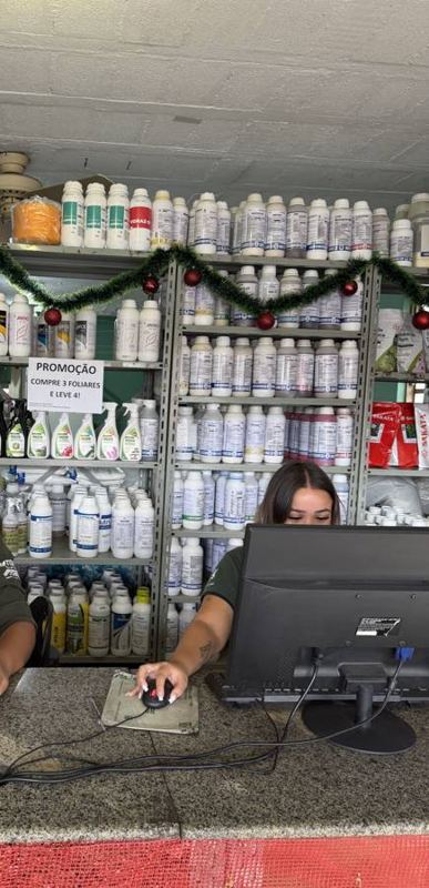 Atendimento no balcão da loja