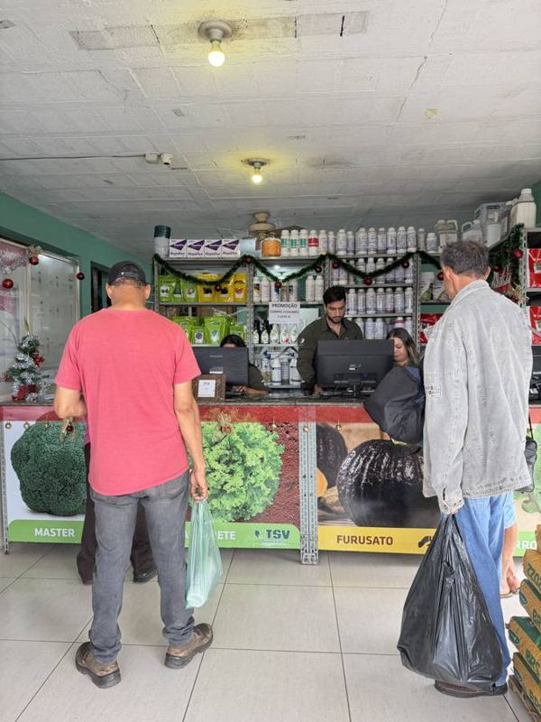 Cliente na loja conferindo fertilizantes