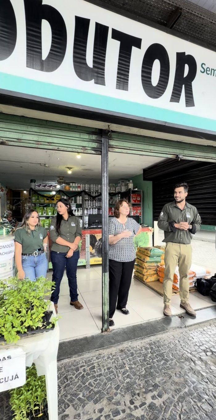 Equipe do Shopping do Produtor na frente da loja CEASA